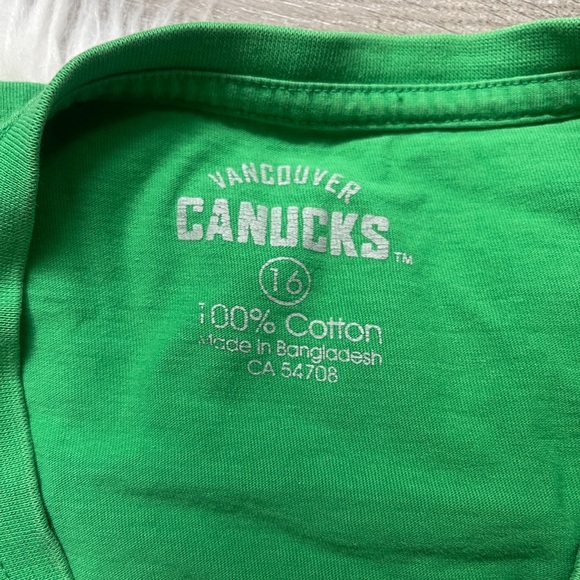 Women’s canucks tee Small - Picture 2 of 3